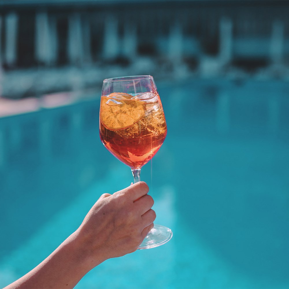  SPRITZ ON THE POOL